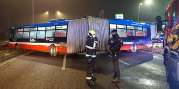 Kuriózní nehoda autobusu ve směru z Prahy na Ústí zablokovala dopravu
