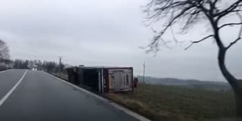 Na Pelhřimovsku se převrátil kamion. Vyproštění si vyžádá omezení dopravy