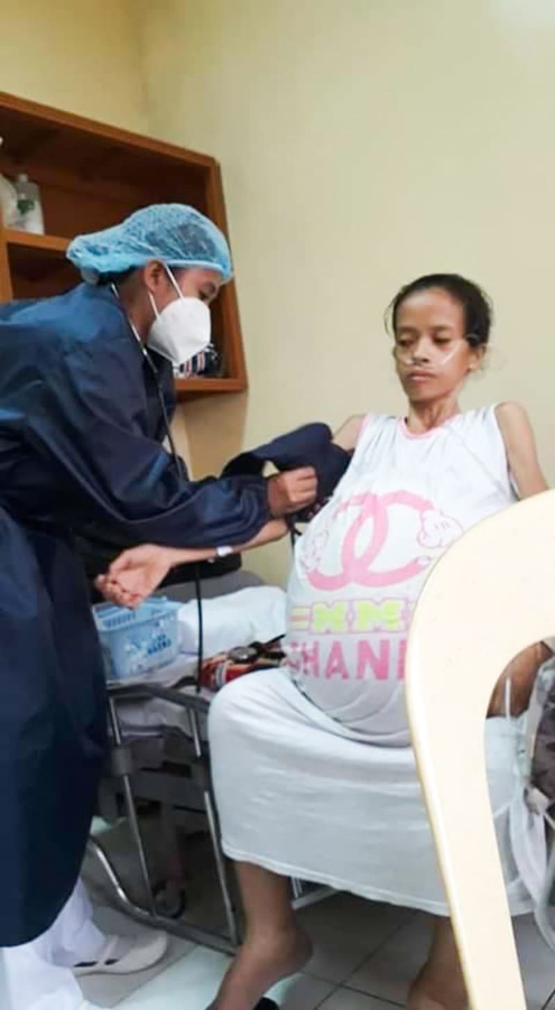 Vypadalo to, že je těhotná. Nellyn Joy Amasová má v těle nádory vážící 90 kg.