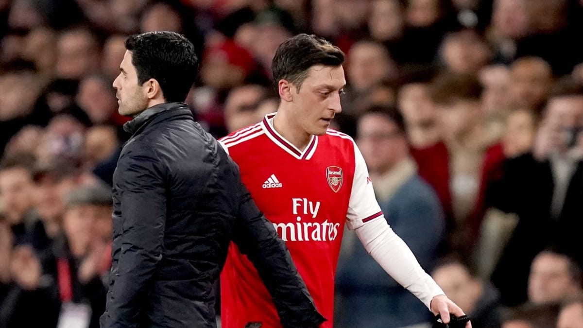Mesut Özil pod trenérem Arsenalu Mikelem Artetou odehrál naprosté minimum zápasů. Naposledy se na hřišti představil 7. března.