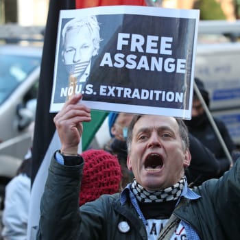 Zakladatel portálu WikiLeaks Julian Assange zůstane ve vazbě v Británii.