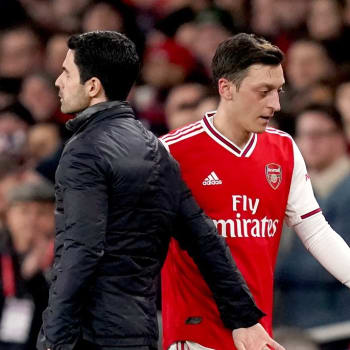 Mesut Özil pod trenérem Arsenalu Mikelem Artetou odehrál naprosté minimum zápasů. Naposledy se na hřišti představil 7. března.