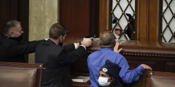 OBRAZEM: Střelba, plynové masky, krčící se zákonodárci. Kapitol zažil šokující scény