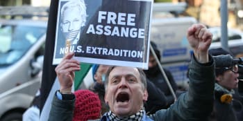 Britský soud odmítl propustit Juliana Assange na kauci. Nevydal ho ale ani do USA