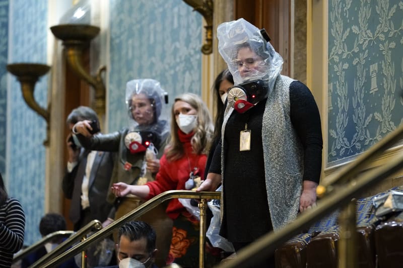 Senátoři a zaměstnanci Senátu v plynových maskách