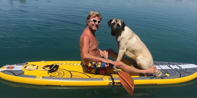 Maroš Kramár a jeho pes na paddleboardu u jeho nového domu