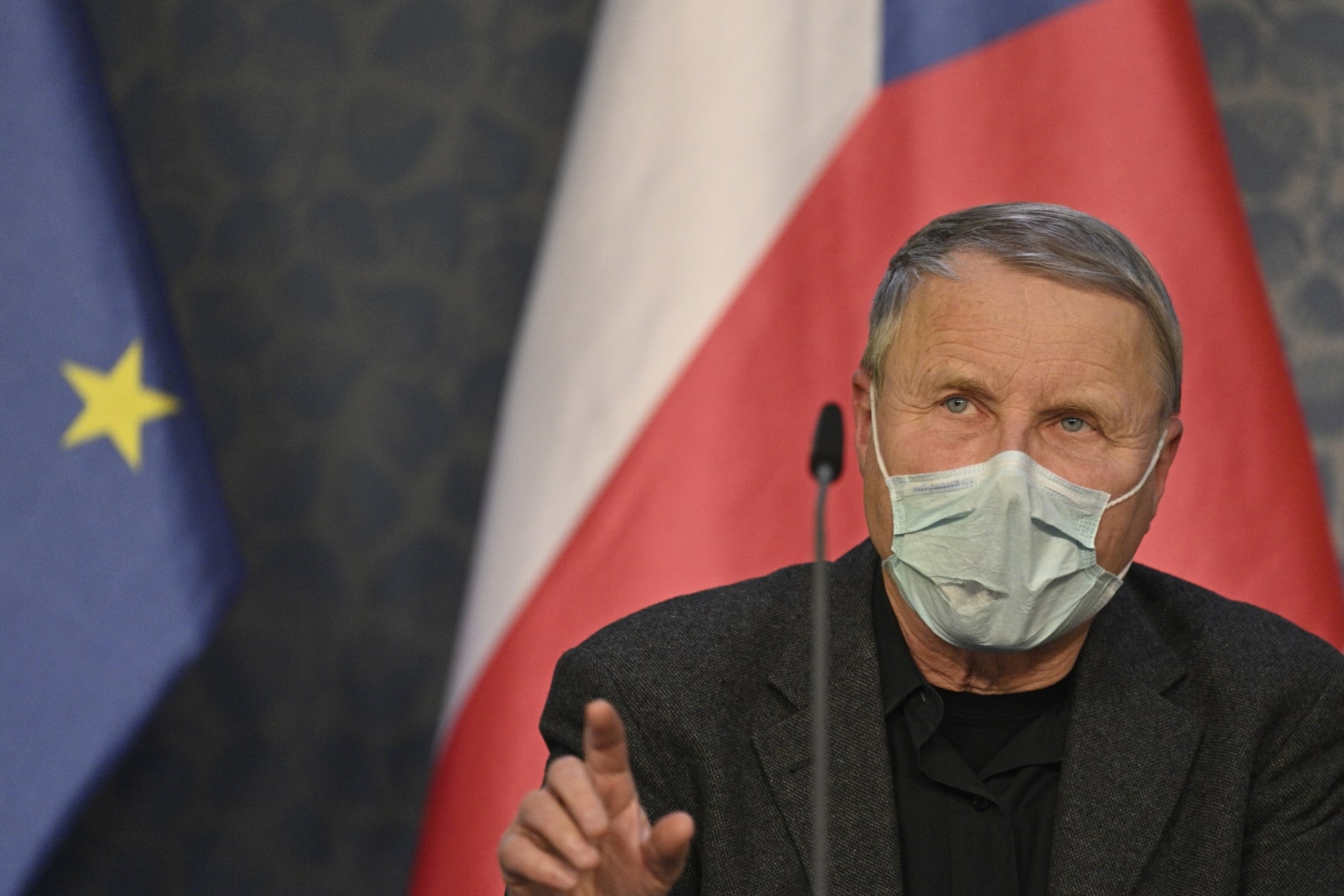 Imunolog Václav Hořejší varoval, že u více než třetiny lidí z rizikových skupin možná nebude vakcína účinná.