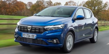 Nová Dacia Sandero láká na nízkou cenu. V základní verzi jde o holátko bez rádia 