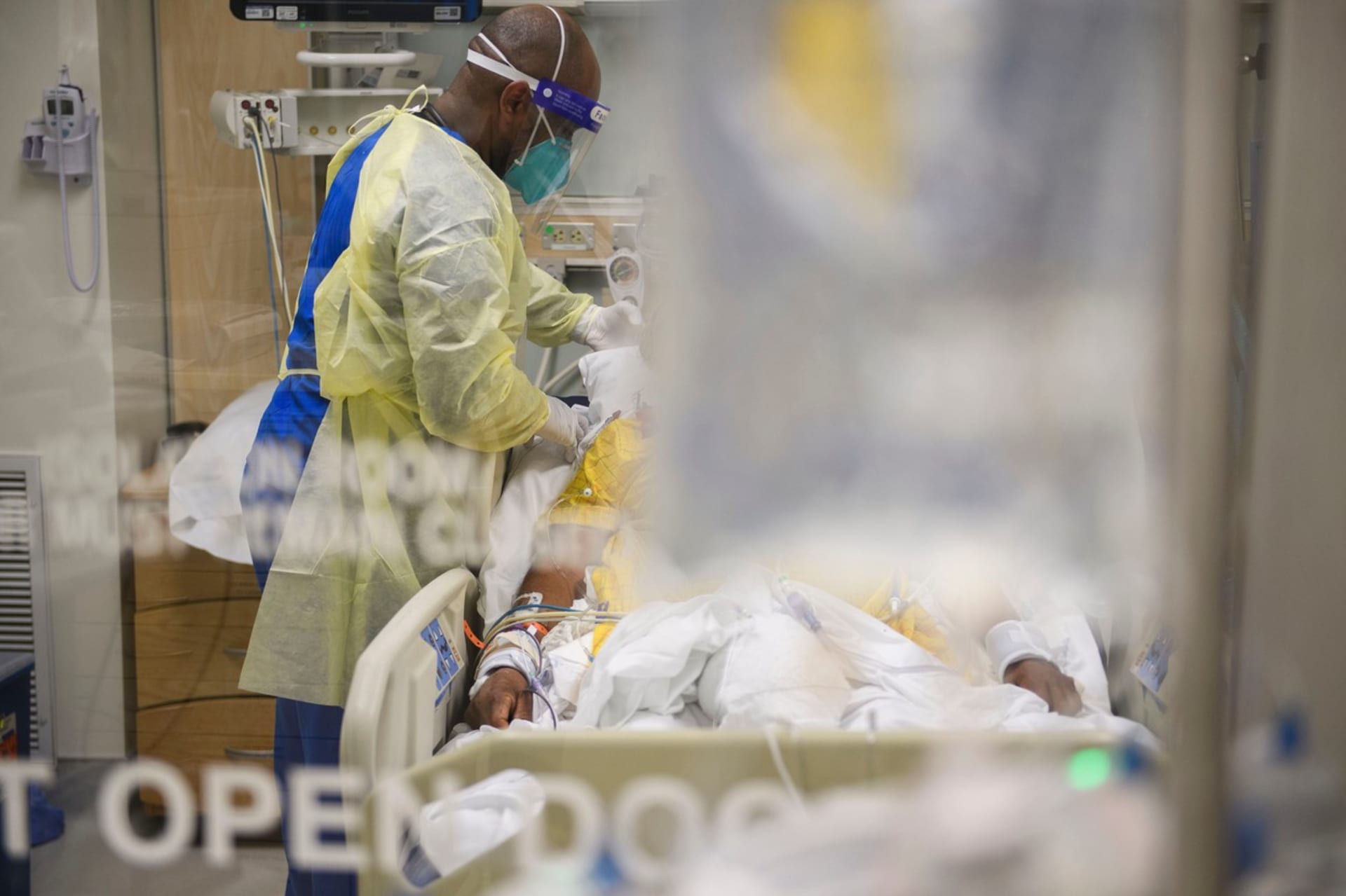 V Los Angeles a jeho okolí je nyní v nemocnicích přes osm tisíc lidí. 