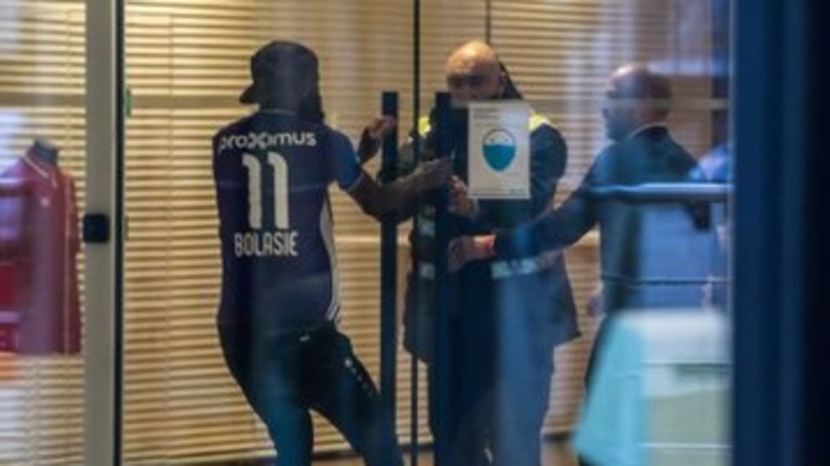 Didier Lamkel Zé přišel v týdnu do tréninkového areálu Royalu Antverpy v dresu rivala Anderlechtu. Ochranka ho nepustila dovnitř.