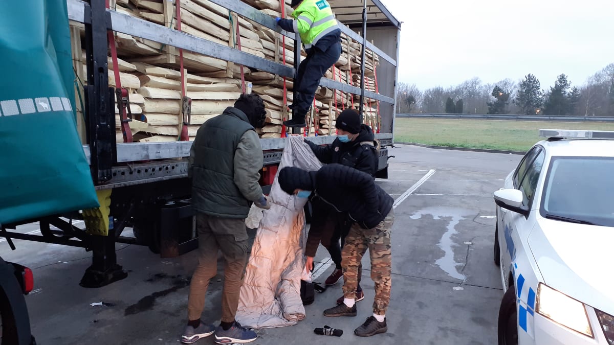 Policisté zadrželi ve středu na Zlínsku pět cizinců, kteří do regionu přicestovali v návěsu zahraničního kamionu. (Ilustrační foto)