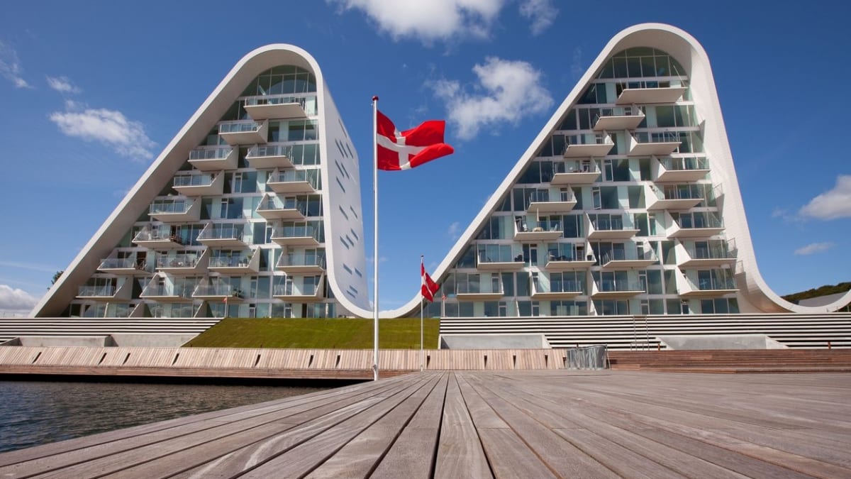 Za nulovými úrokovými sazbami u hypotečních úvěrů je zatím nutné cestovat do Dánska.