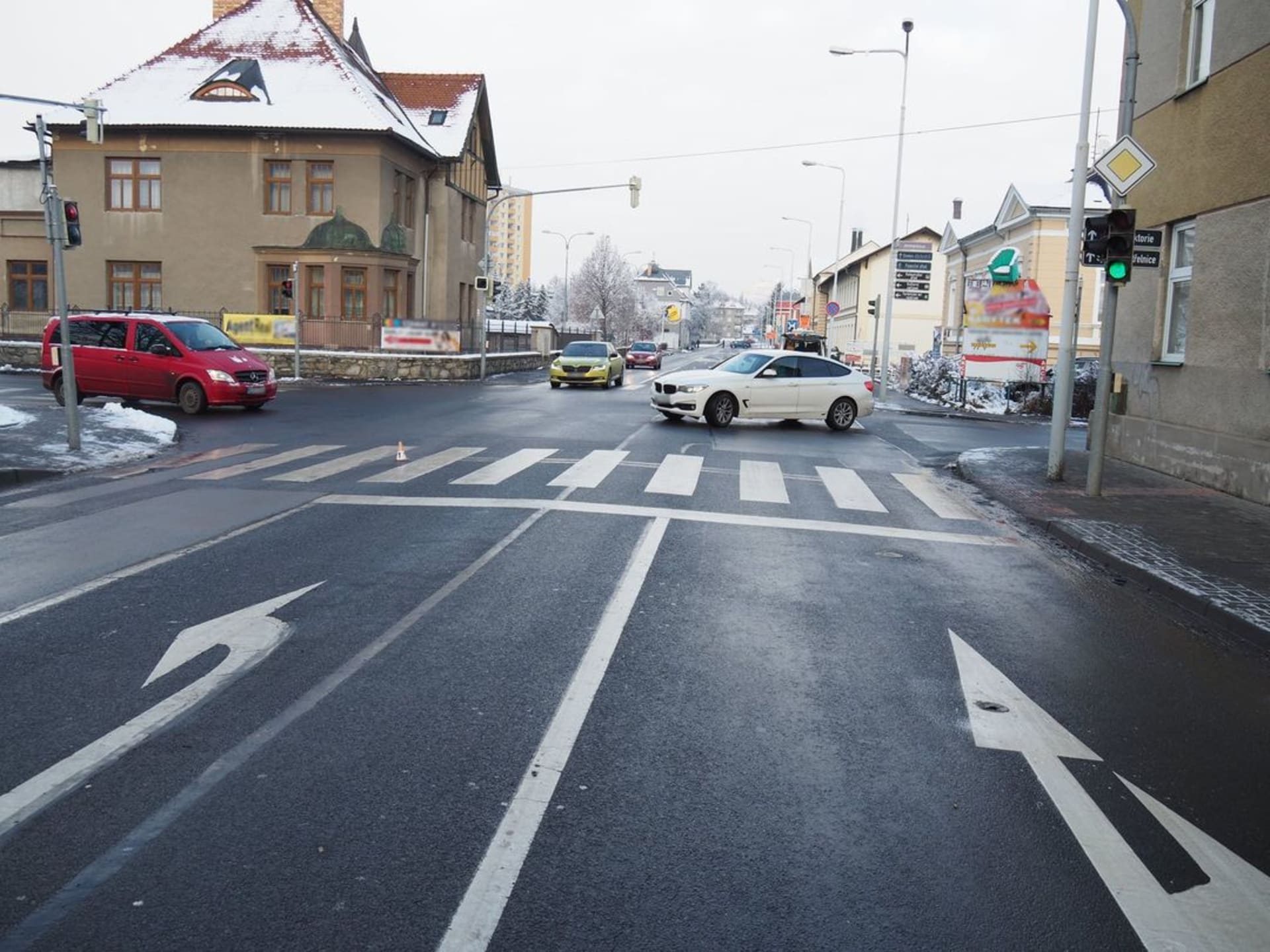 Prozatím neznámý řidič měl v Šumperku v pátek 8. ledna krátce před osmou hodinou ráno srazit v křižovatce ulic Lidické a Jeremenkovy jedenáctiletého chlapce, který zrovna přecházel přechod pro chodce, řidič z místa nehody ujel.