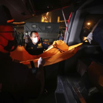 Záchranáři u trosek Boeingu 737-500