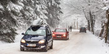 Lopatka, deka i sněhové řetězy. Co všechno by nemělo chybět v autě, když míříte na hory?