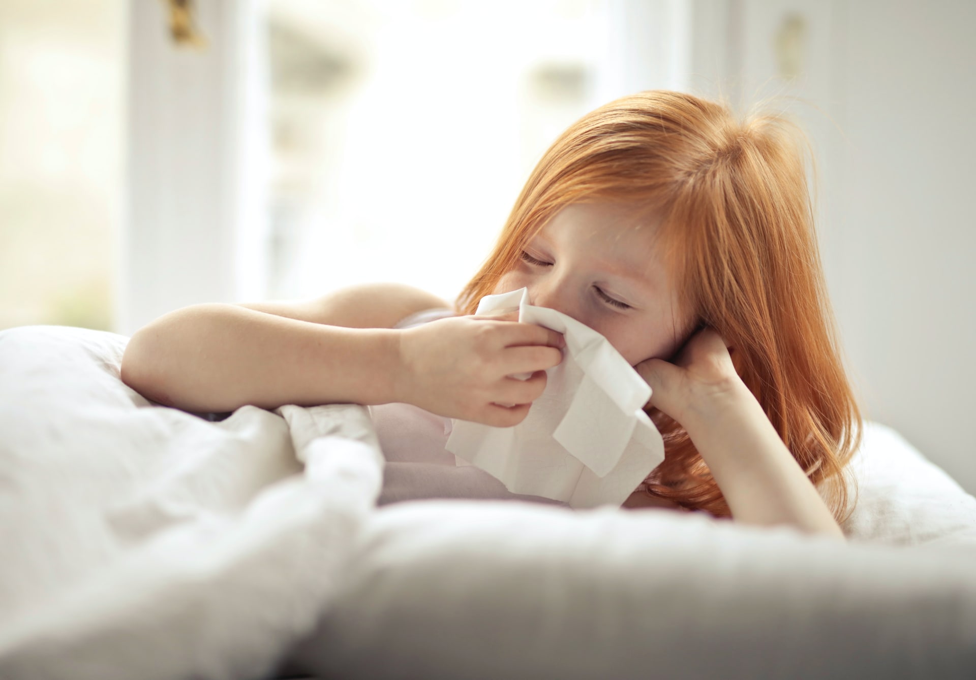U dětí je nejčastějším příznakem onemocnění koronavirem únava, následuje bolest hlavy a také bolest v krku.
