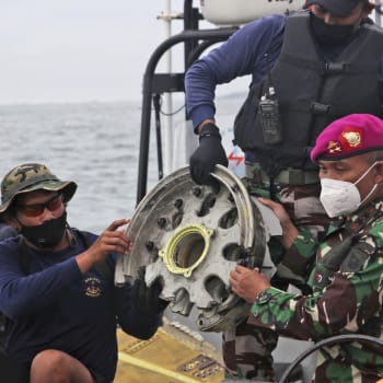 V Indonésii rybáři hledají kusy letadla