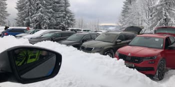 Přeplněná parkoviště: Policie reguluje dopravu v Bedřichově i v Orlických horách