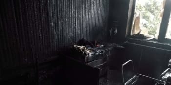 Nemohoucí seniorku osvobozovali z plamenů hasiči, dům začal hořet od cigarety 