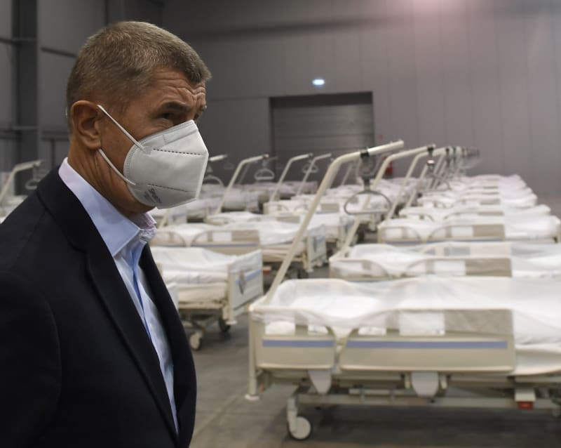 Premiér Andrej Babiš při návštěvě polní nemocnice v Letňanech 25. října 2020.