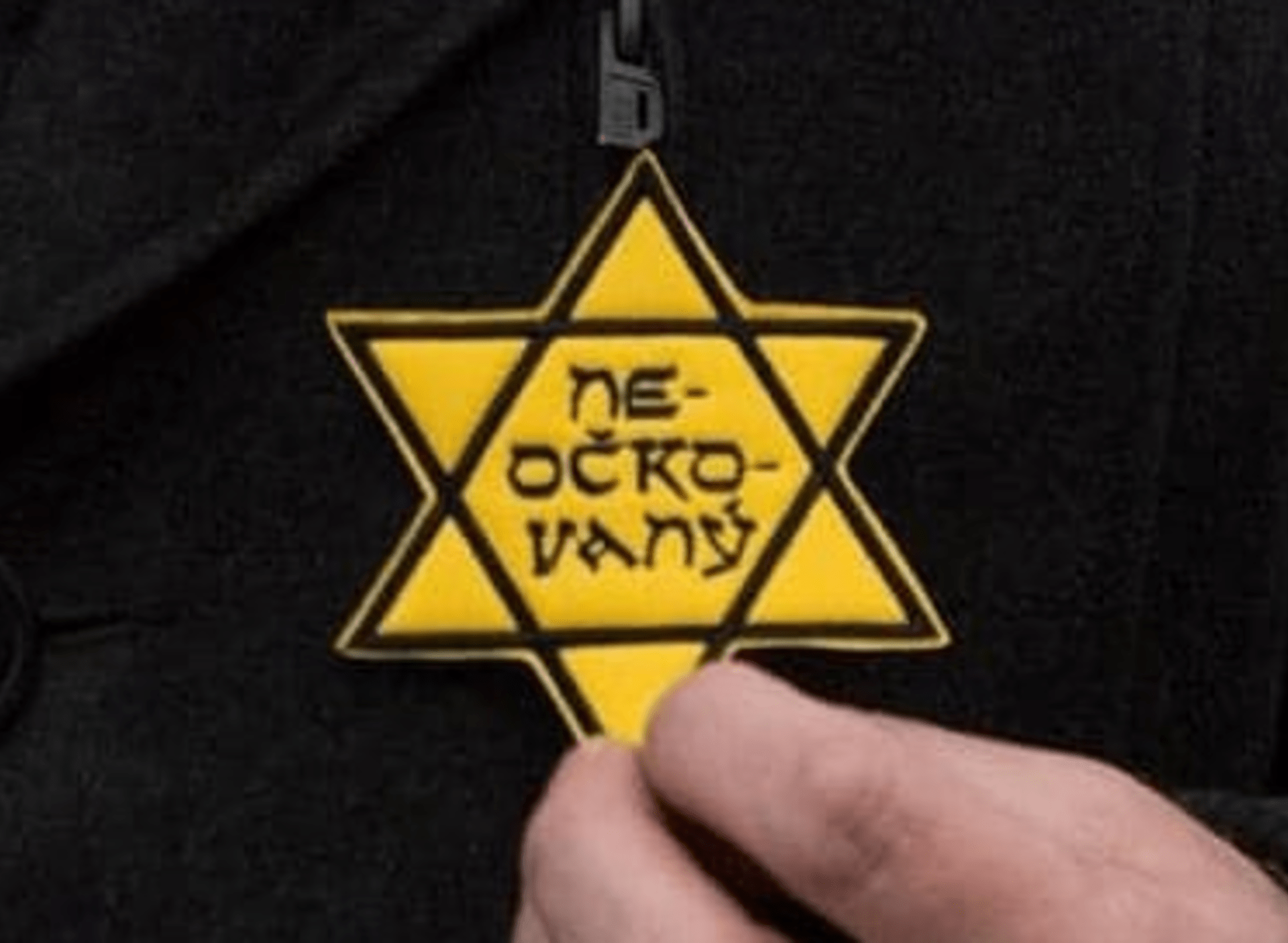 Někteří odpůrci očkování na protestech nosí židovskou hvězdu.