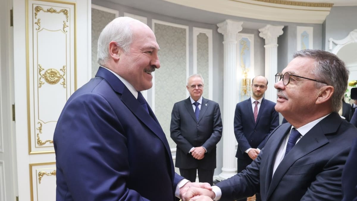 Alexandr Lukašenko v pondělí v Minsku přivítal šéfa IIHF Reného Fasela. Diskutovali o osudu hokejového mistrovství světa.