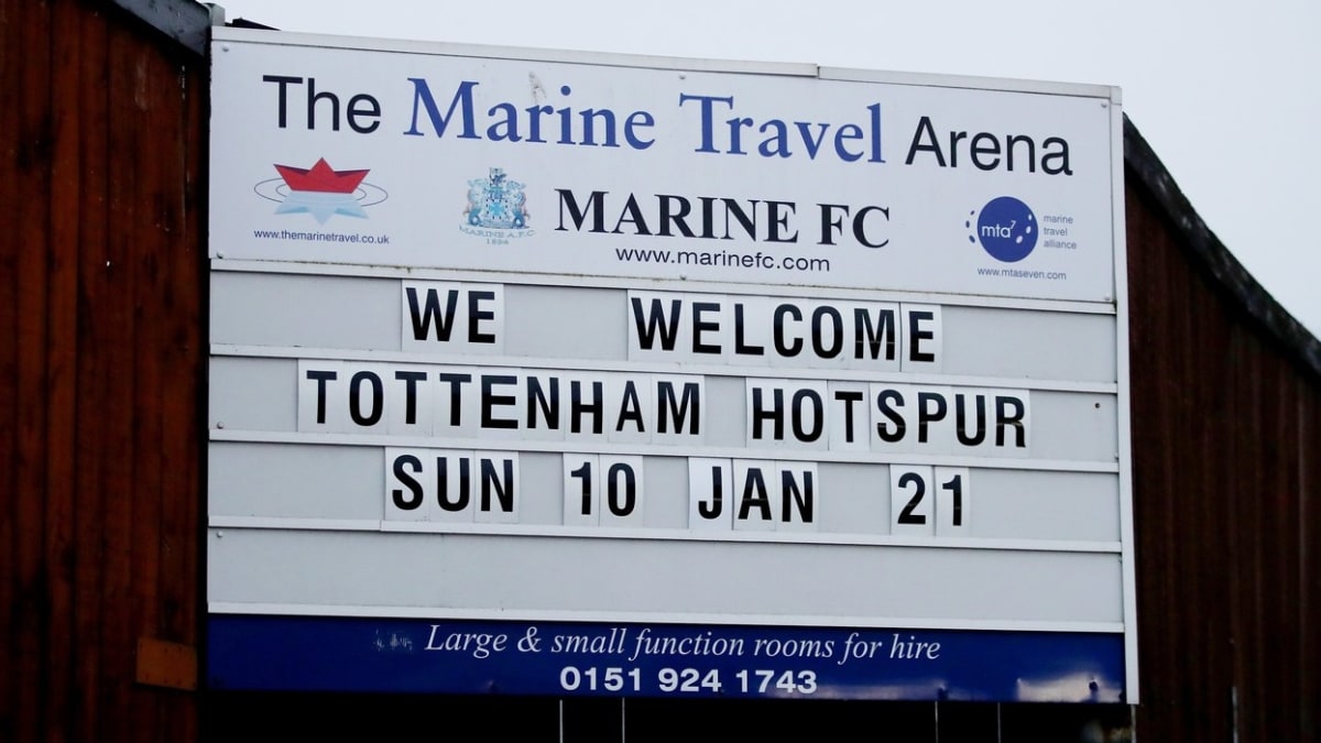 Historický okamžik pro Marine FC. V rámci FA Cupu přijel velkoklub z Premier League Tottenham Hotspur. 