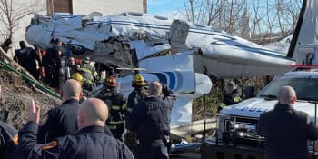 V New Yorku spadlo letadlo. Hrozivě vypadající nehodu pilot přežil