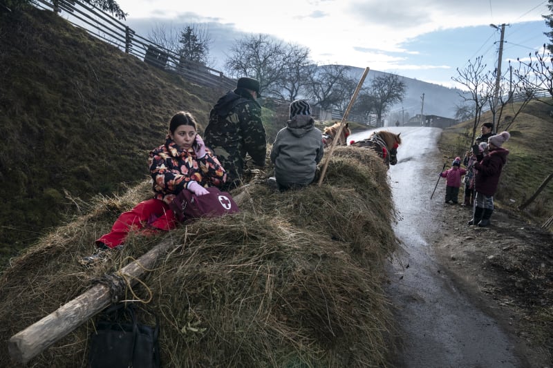 Lékařka Viktorija Mahnyčová objíždí pacienty v Karpatech na západě Ukrajiny na povozu taženém koni. 