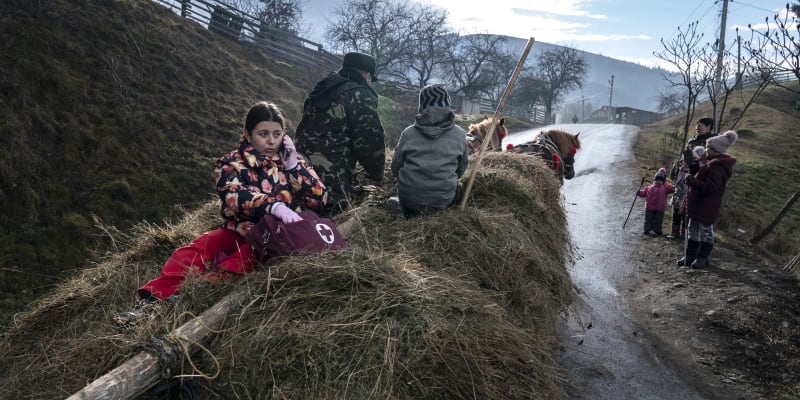 Lékařka Viktorija Mahnyčová objíždí pacienty v Karpatech na západě Ukrajiny na povozu taženém koni. 