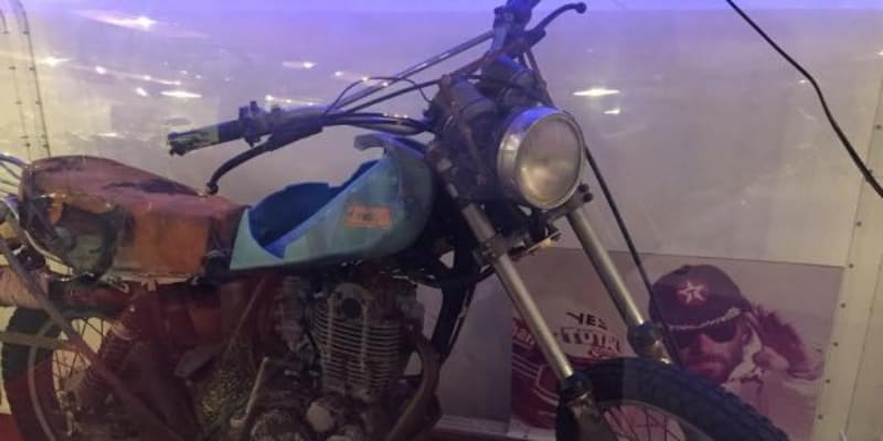 Na tomto motocyklu Yamaha se v roce 1977 v poušti ztratil T. Sabine, zakladatel závodu.