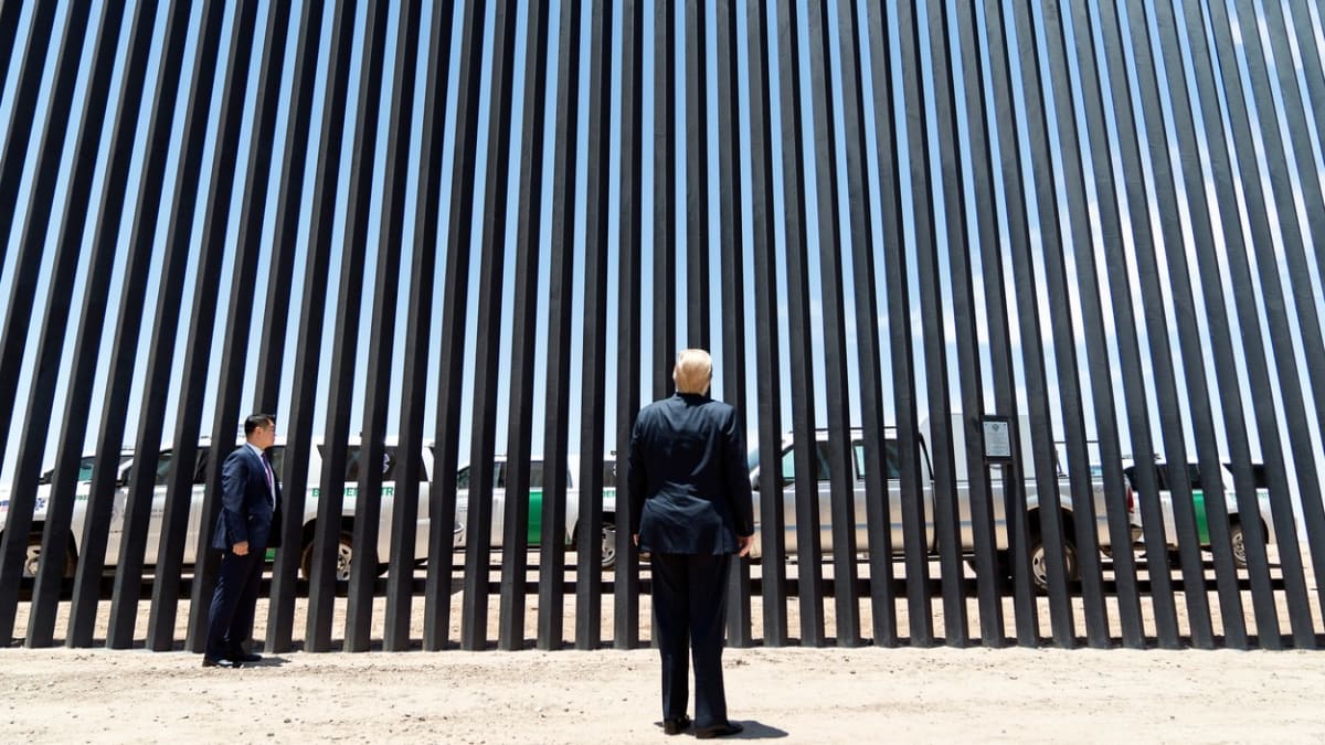 Donald Trump navštívil hraniční zeď mezi Texasem a Mexikem už v červnu minulého roku.