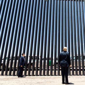 Donald Trump navštívil hraniční zeď mezi Texasem a Mexikem už červnu uplynulého roku.