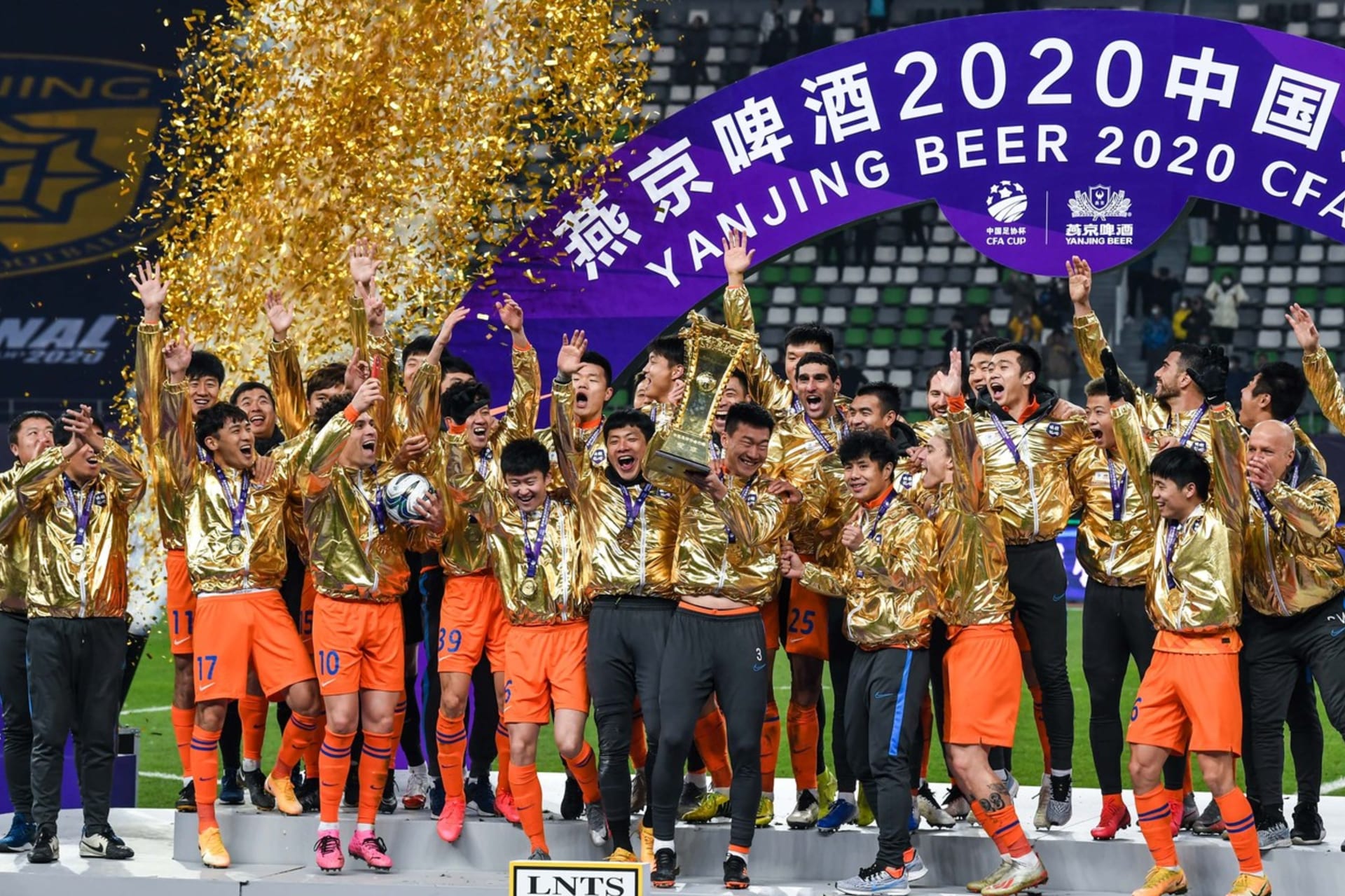 Fotbalisté klubu Shandong Luneng se radují z vítězství v Čínském poháru na konci roku 2020.