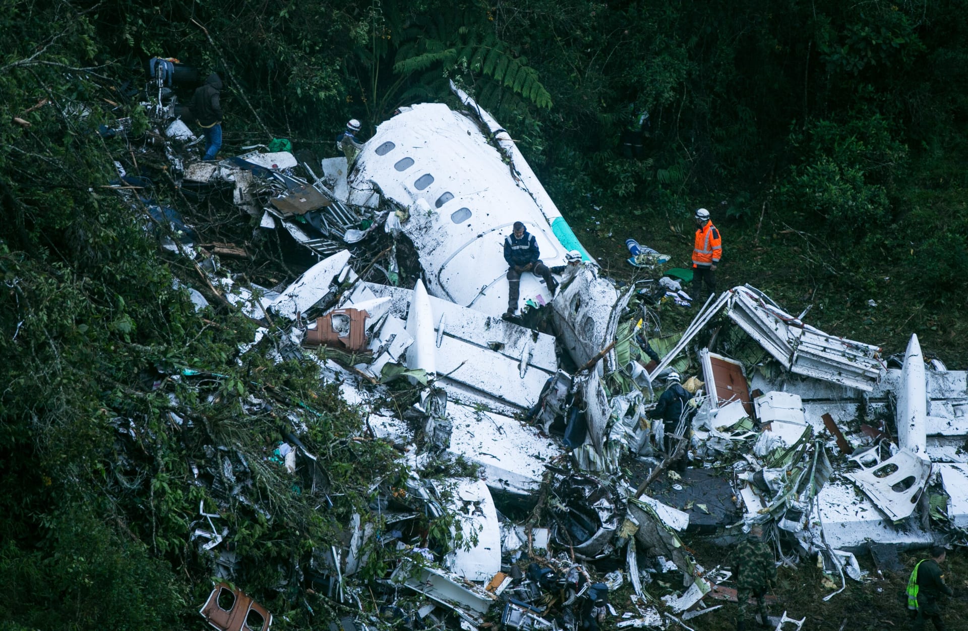 Záběry na trosky, které zůstaly z letadla po tragédii v roce 2016