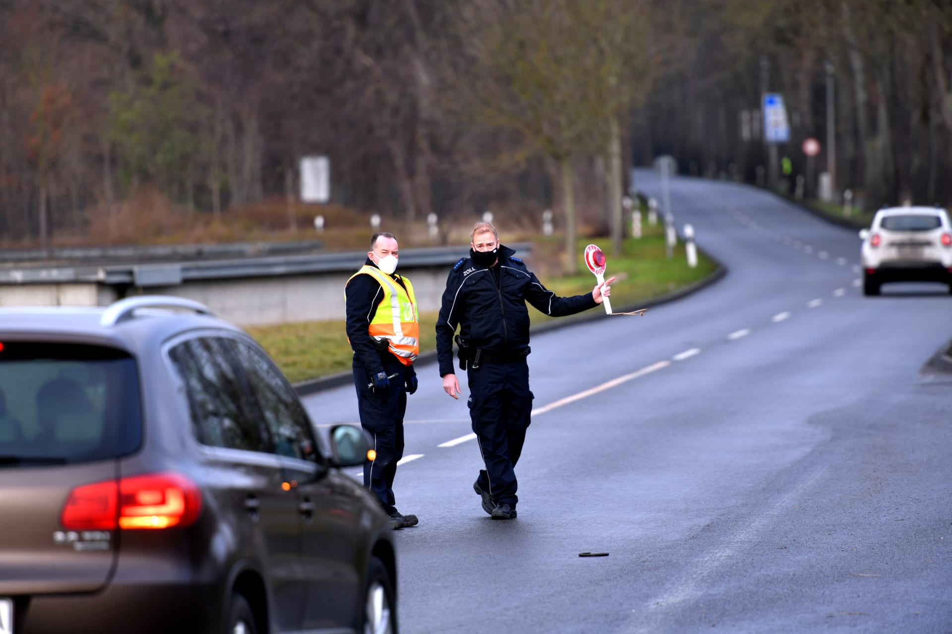 Na hlavních tazích němečtí policisté kontrolují auta nepřetržitě, na vedlejších přechodech ale celé hodiny nejsou. 