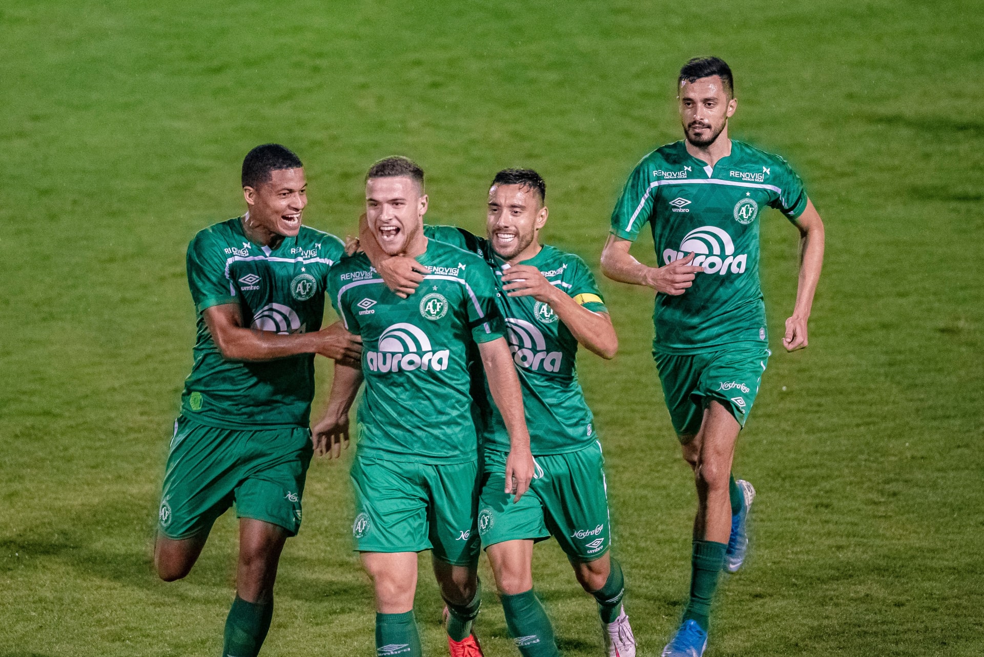 Fotbalisté Chapecoense se radují ze vstřeleného gólu během zápasu ve druhé lize.