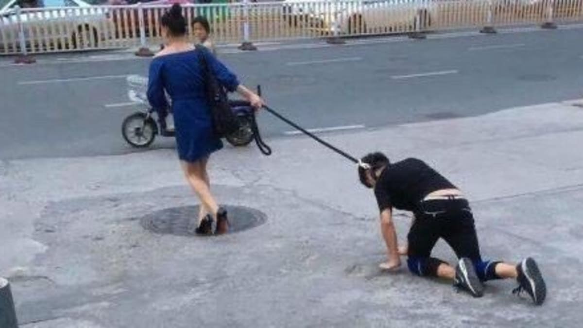 Žena vedla muže na vodítku a tvrdila, že venčí psa. (Ilustrační foto)