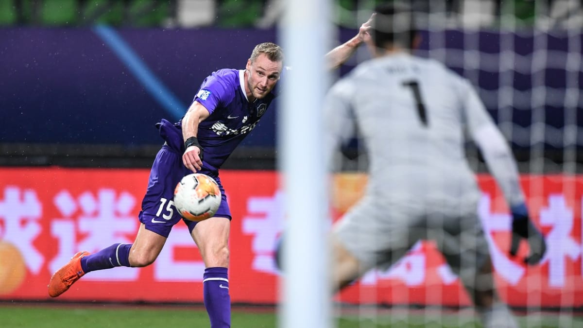 Felix Bastians střílí gól v čínské fotbalové lize.