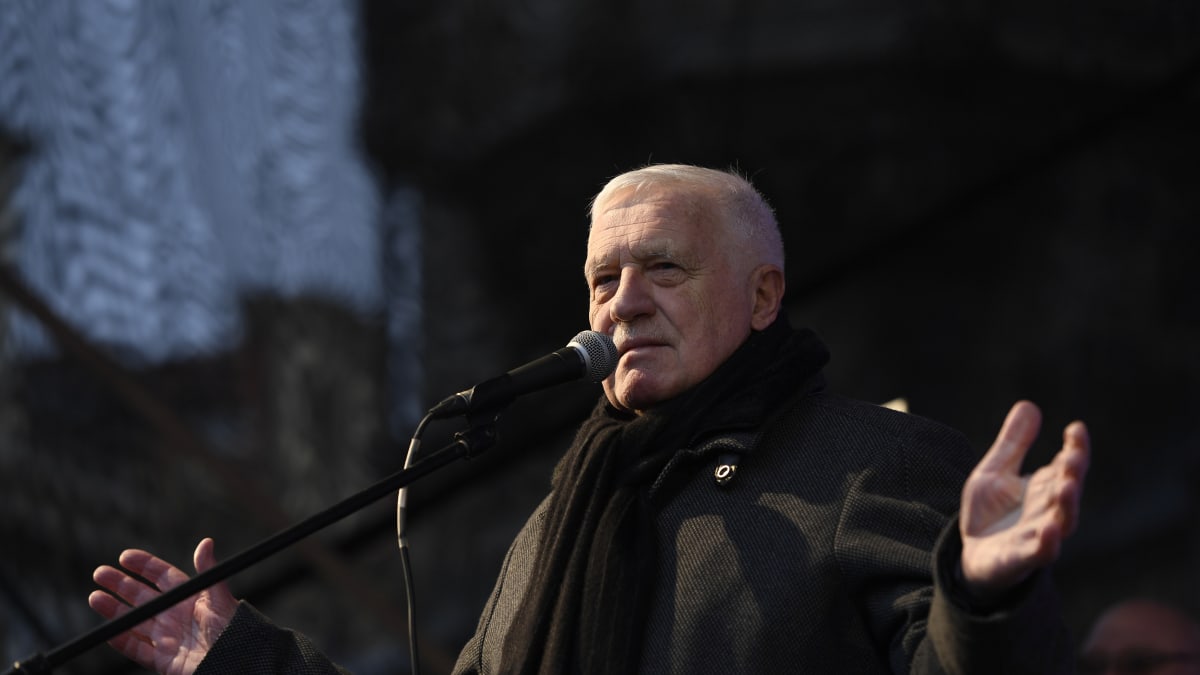 Václav Klaus dostal od pražské hygieny pokutu 10 tisíc korun za vystoupení bez roušky před Obecním domem.