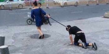 Žena vedla muže na vodítku a tvrdila, že venčí psa. Porušili zákaz vycházení