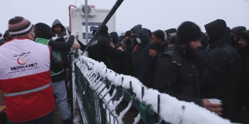 Bosna si neví rady s migranty. Tisícům z nich chybí funkční sprchy a teplé oblečení
