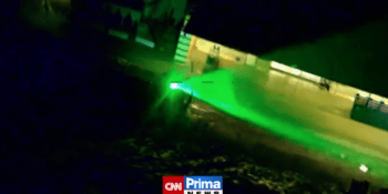 Cizinec oslnil laserovým světlem posádku policejního vrtulníku. Hrozí mu až osm let