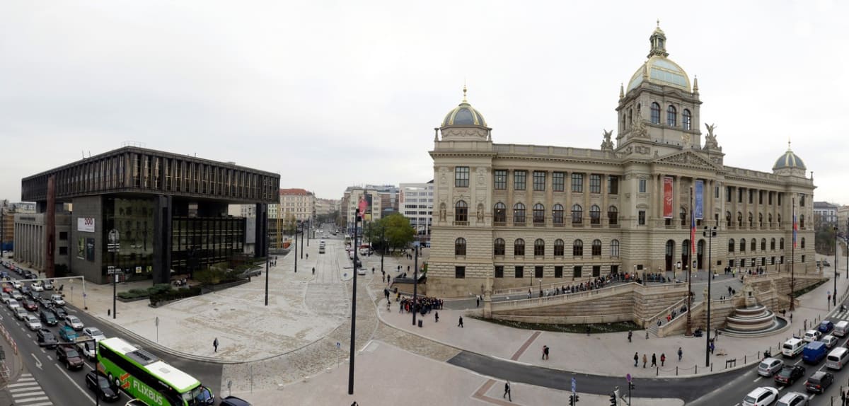 Budova Federálního shromáždění vyrostla hned vedle Národního muzea na Václavském náměstí. 
