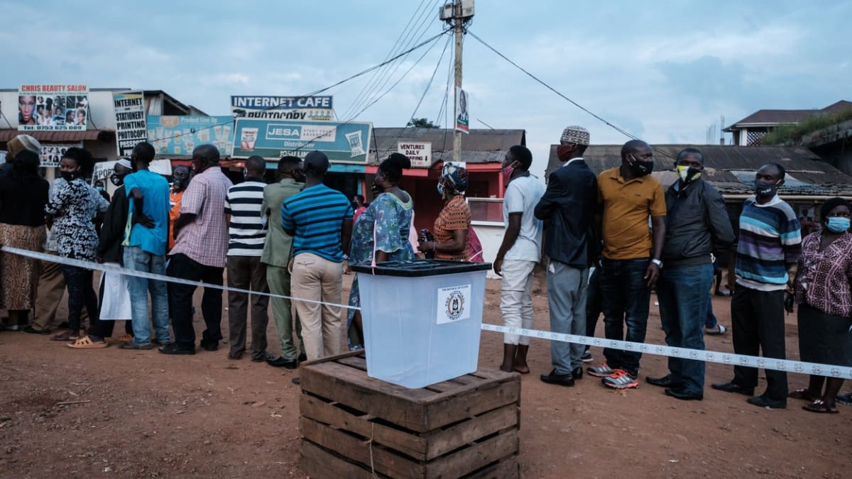 Fronta k volební místnosti v ugandské Kampale