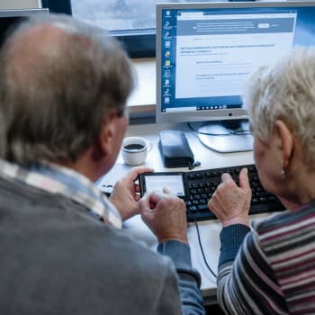 Senioři pracující s počítačem