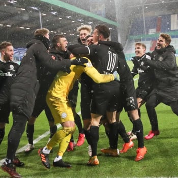 Radost fotbalistů Kielu po senzačním postupu