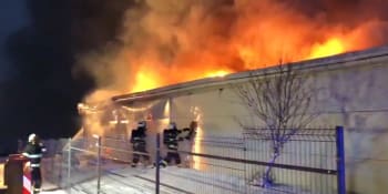 Masivní požár haly v Sendražicích způsobil škodu za 15 milionů, odhadují hasiči 