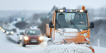 Husté sněžení způsobilo na některých místech dopravní kalamitu. A potíže budou i v pondělí