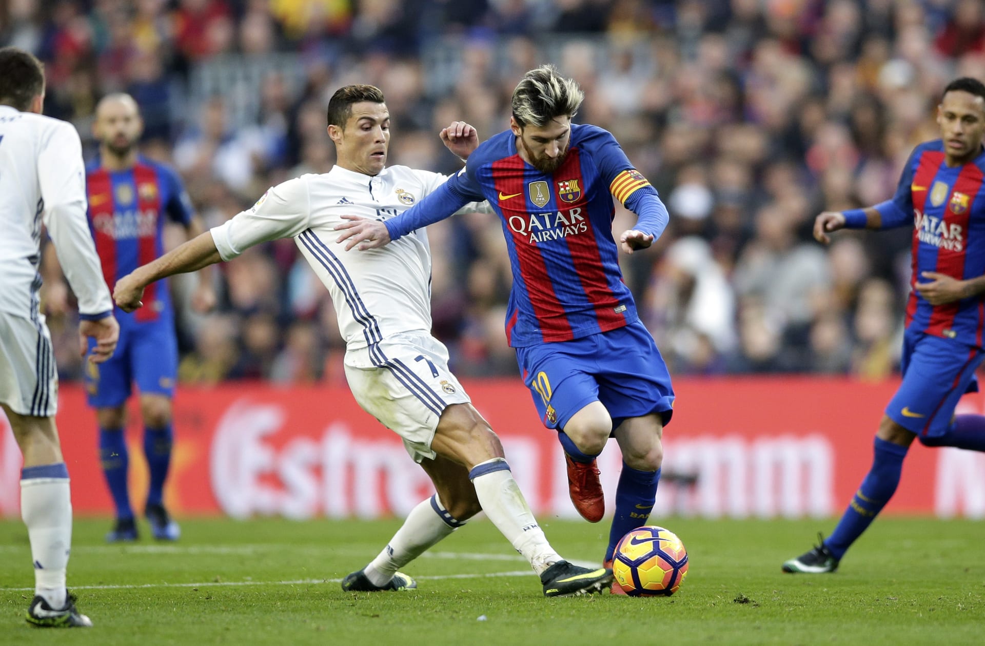 Lionel Messi (vpravo) uniká Cristianu Ronaldovi během zápasu španělské ligy FC Barcelona – Real Madrid. 